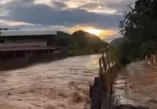 Temporal causa inundação em ruas e casas de Cuparaque