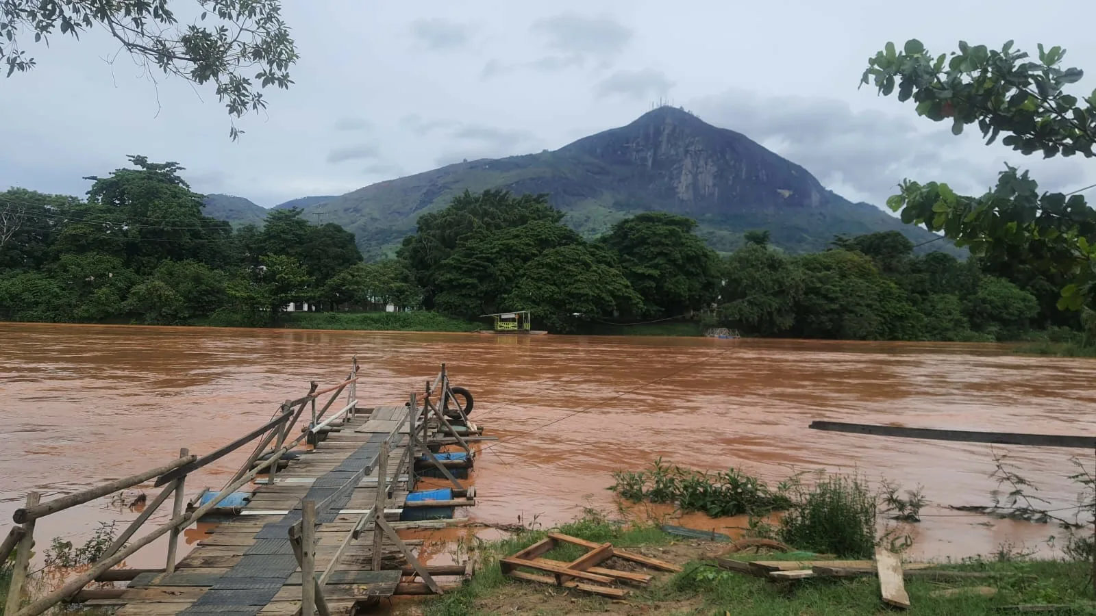 Rio Doce tem nível reduzido e deixa cota de alerta em Governador Valadares