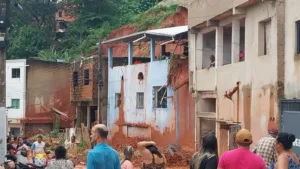 Sobe para 11 o número de mortos em deslizamentos de terra após chuva no leste de MG