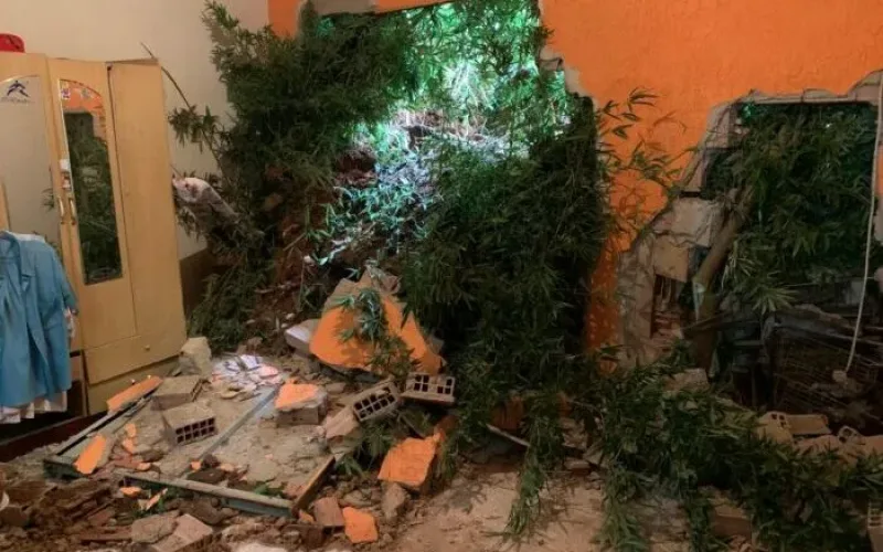 Barranco desaba e destrói quarto de casa em Caratinga; parte de rua cede em outro ponto da cidade