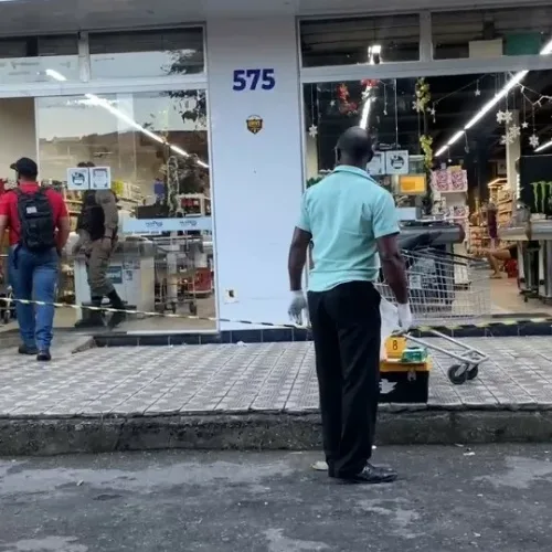 Homem é morto a tiros em supermercado de Ipatinga