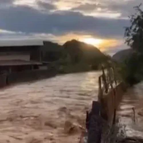 Temporal causa inundação em ruas e casas de Cuparaque