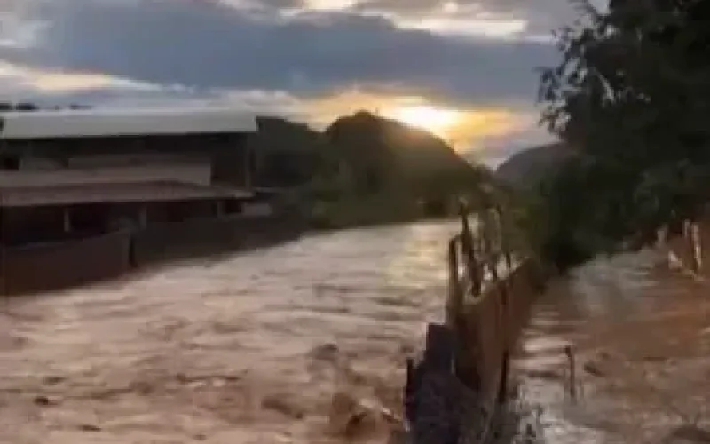 Temporal causa inundação em ruas e casas de Cuparaque