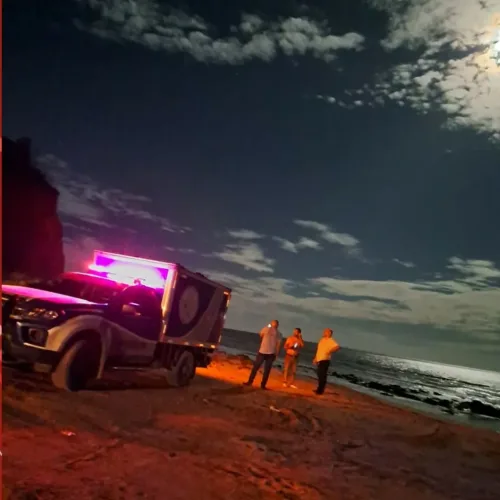 Turista mineiro morre após bater em falésia enquanto andava de parapente em praia da Bahia