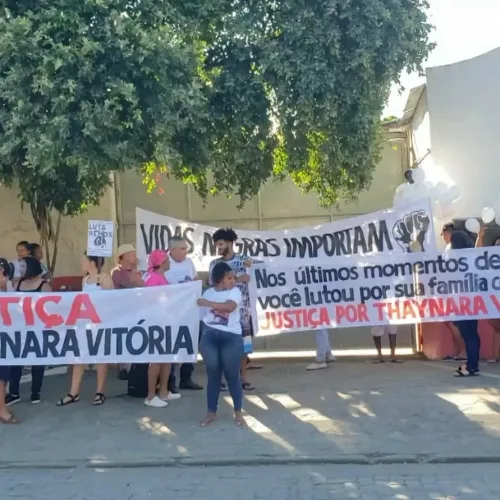 ‘Não tive resposta nenhuma do estado e de nenhum órgão responsável’, diz pai de Thainara durante protesto pedindo justiça