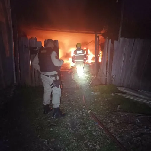 Carro fica destruído depois de pegar fogo em garagem de residência, em Timóteo