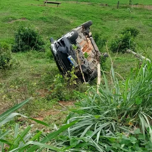 Carro cai em barranco e motorista morre na LMG-766, em Tumiritinga