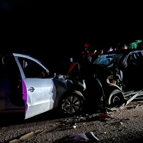 Batida entre dois carros deixa cinco pessoas mortas, entre elas mãe e filho, na BR-116