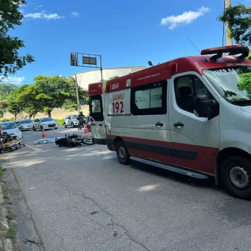 Caminhão atropela casal em moto e mulher morre, em Ipatinga