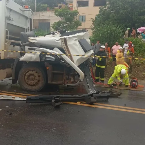 Motorista fica ferido em colisão entre caminhão de lixo e carreta em Dom Cavati