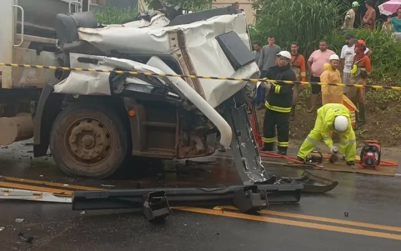 Motorista fica ferido em colisão entre caminhão de lixo e carreta em Dom Cavati