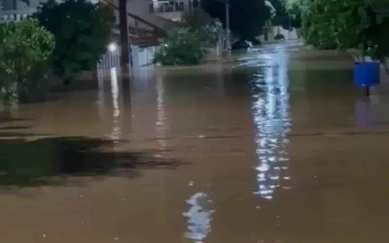 Temporal causa alagamentos em ruas e casas de Virgolândia