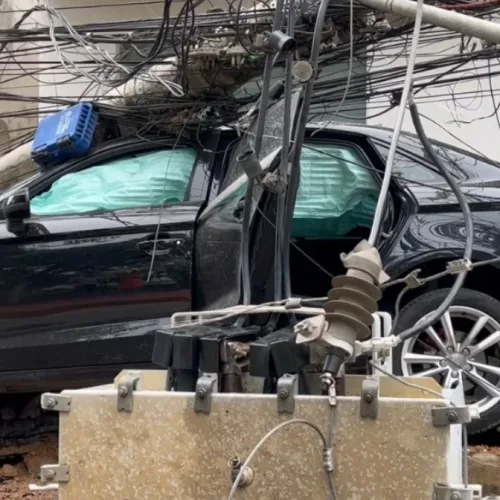 Poste é arrancado após ser atingido por carro em Teófilo Otoni