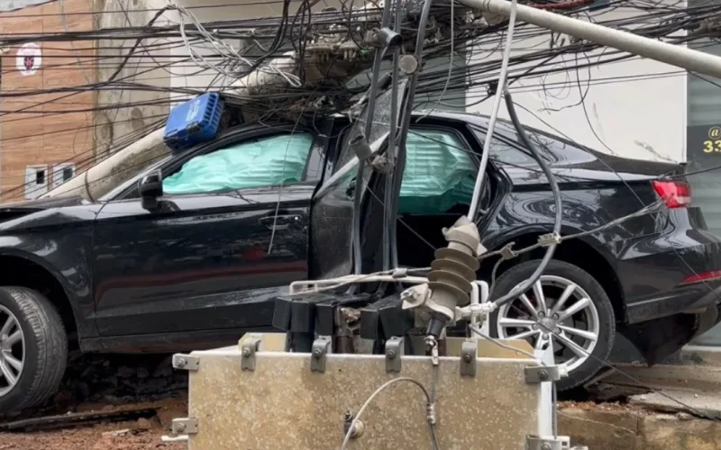 Poste é arrancado após ser atingido por carro em Teófilo Otoni