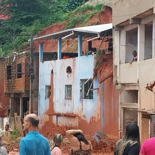 Sobe para 11 o número de mortos em deslizamentos de terra após chuva no leste de MG