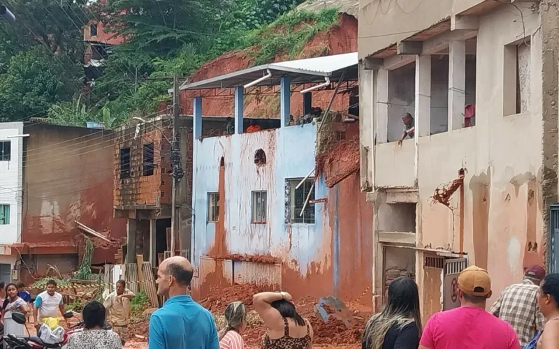 Sobe para 11 o número de mortos em deslizamentos de terra após chuva no leste de MG