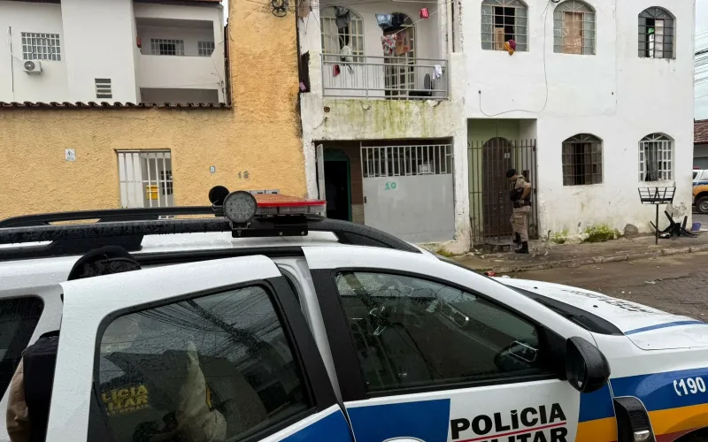 Jovem é atingido por tiros, corre para dentro de casa, mas morre em Governador Valadares