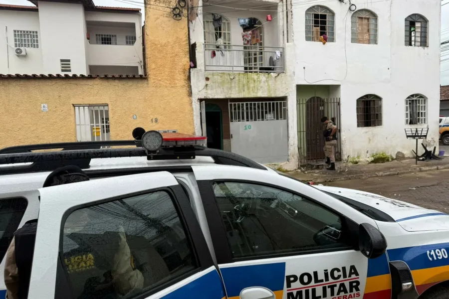 Jovem é atingido por tiros, corre para dentro de casa, mas morre em Governador Valadares