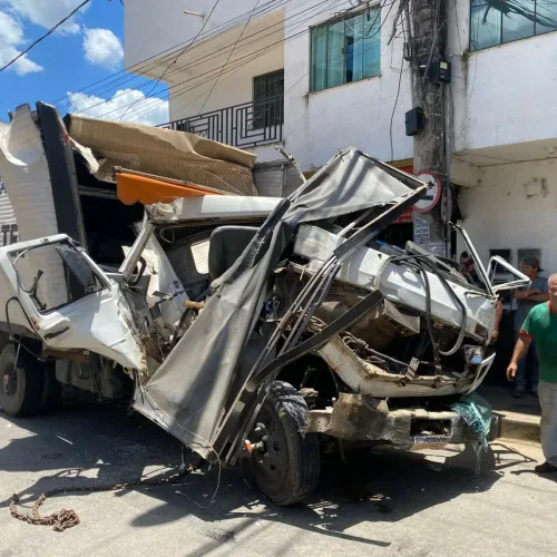 Caminhão de mudança desgovernado invade mercado de hortifruti em Manhuaçu