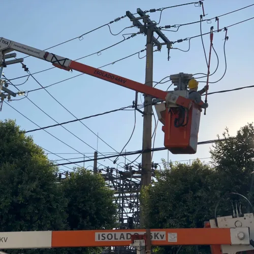 Cabos de rede elétrica rompem e deixam grande parte do centro de Governador Valadares sem luz